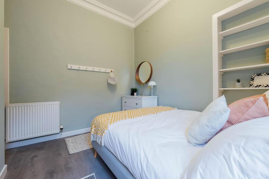 Stylish Stirling Apartment - Free Parking Экстерьер фото